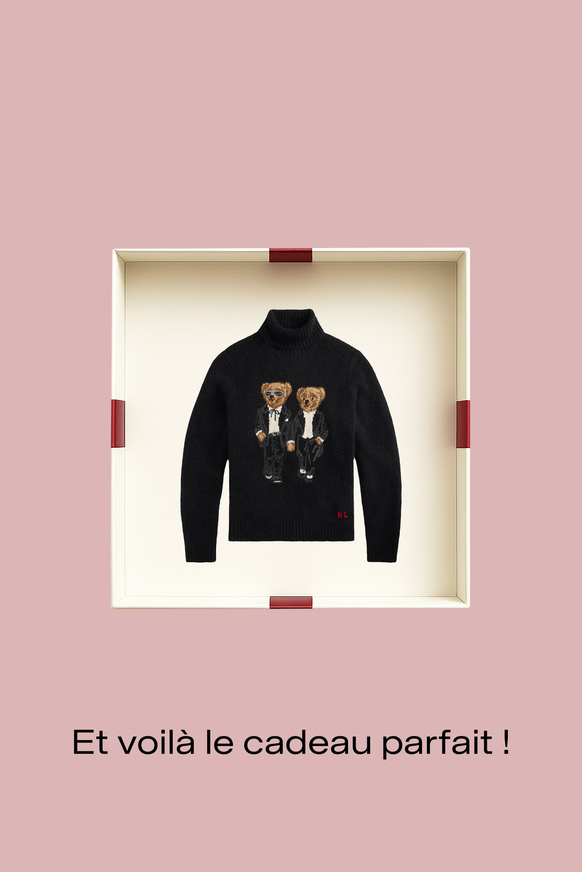 Pull à col roulé noir présenté dans une boîte crème, orné d'ours brodés en smoking. Accentué par un logo rouge en bas à gauche.