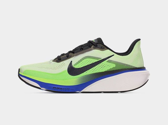 Ανοιχτοπράσινο και μαύρο αθλητικό παπούτσι με μπλε και λευκή σόλα, μαύρο λογότυπο Nike Swoosh και μαύρα κορδόνια, εμφανίζεται από το πλάι σε λευκό φόντο.