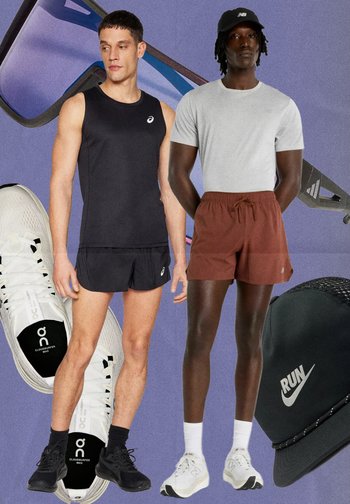 Deux hommes en tenue de sport se tiennent devant un fond violet avec des chaussures de course, un tapis de course et une casquette de running noire Nike.