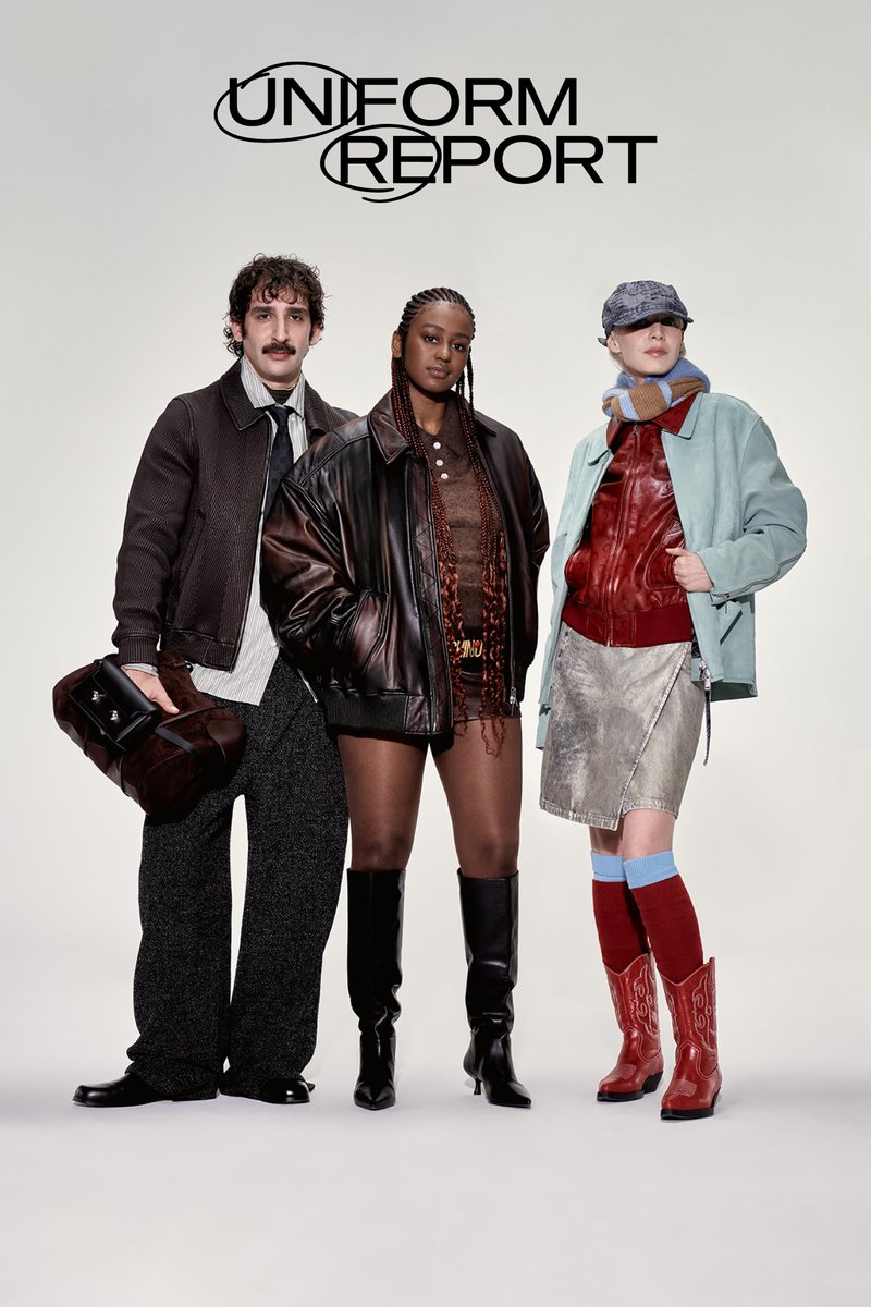 Drei Modelle posieren vor einem schlichten Hintergrund und zeigen verschiedene Outfits: ein Mann in einer braunen Jacke, eine Frau in einem Ledermantel und eine weitere in einer mintfarbenen Jacke.