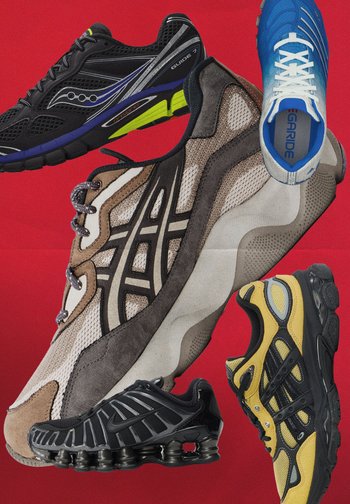 Cinco zapatillas deportivas variadas en negro, marrón, azul y amarillo dispuestas sobre un fondo rojo, mostrando diferentes marcas y estilos.