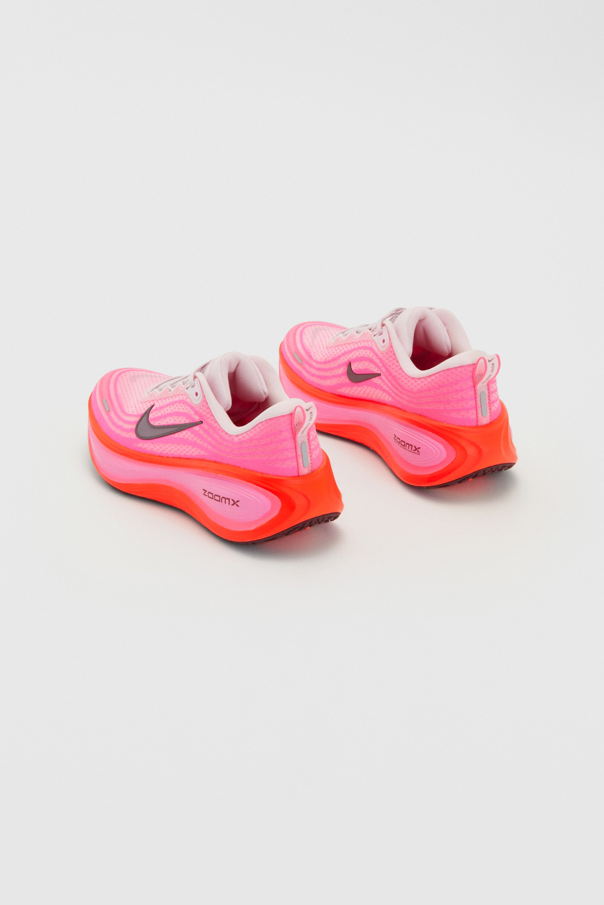 Lichte hardloopschoenen in felroze met een gestructureerde mesh bovenkant. Voorzien van zichtbaar Nike-logo, gevoerde oranje tussenzool en duurzame loopzool.