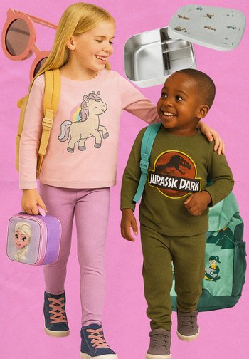 Két gyerek együtt sétál: egy lány rózsaszín unikornisos pulóverben és lila leggingsben, egy fiú olajzöld Jurassic Park pulóverben és nadrágban.