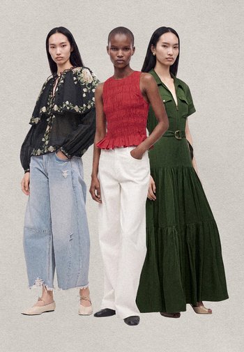 Drie vrouwen staan naast elkaar in modieuze outfits: een zwarte blouse met bloemenprint en jeans, een rood mouwloos topje met witte broek en een groene maxi-jurk met ceintuur.