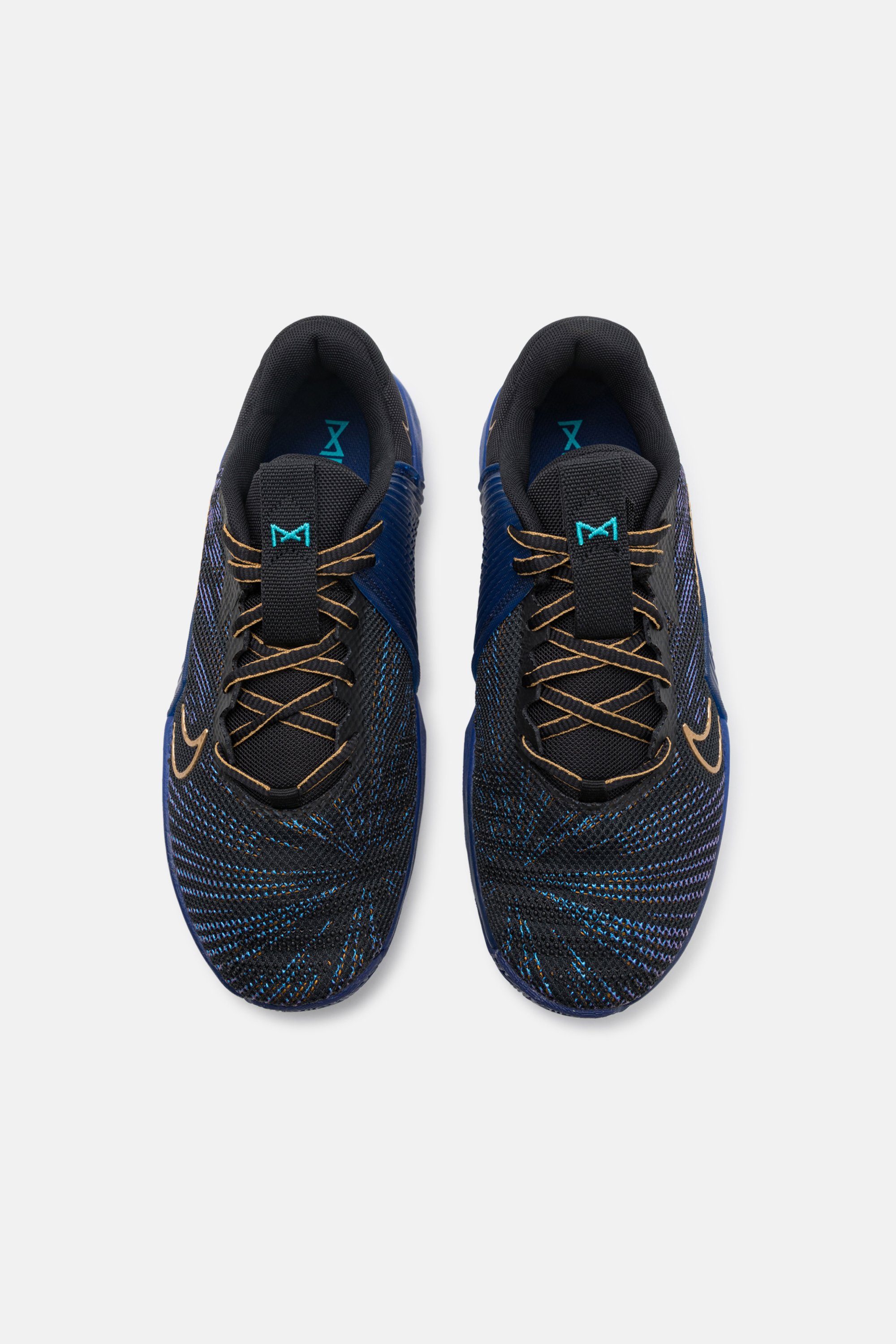 Zapatillas deportivas negras y azules con un diseño elegante, que cuentan con un patrón texturizado y detalles dorados en los cordones y el logo.