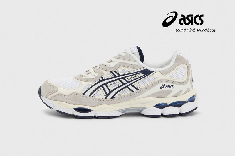 Zapatilla de running ligera en beige y blanco, con parte superior de malla y suela acolchada. Logotipo de ASICS visible, lema "mente sana, cuerpo sano."
