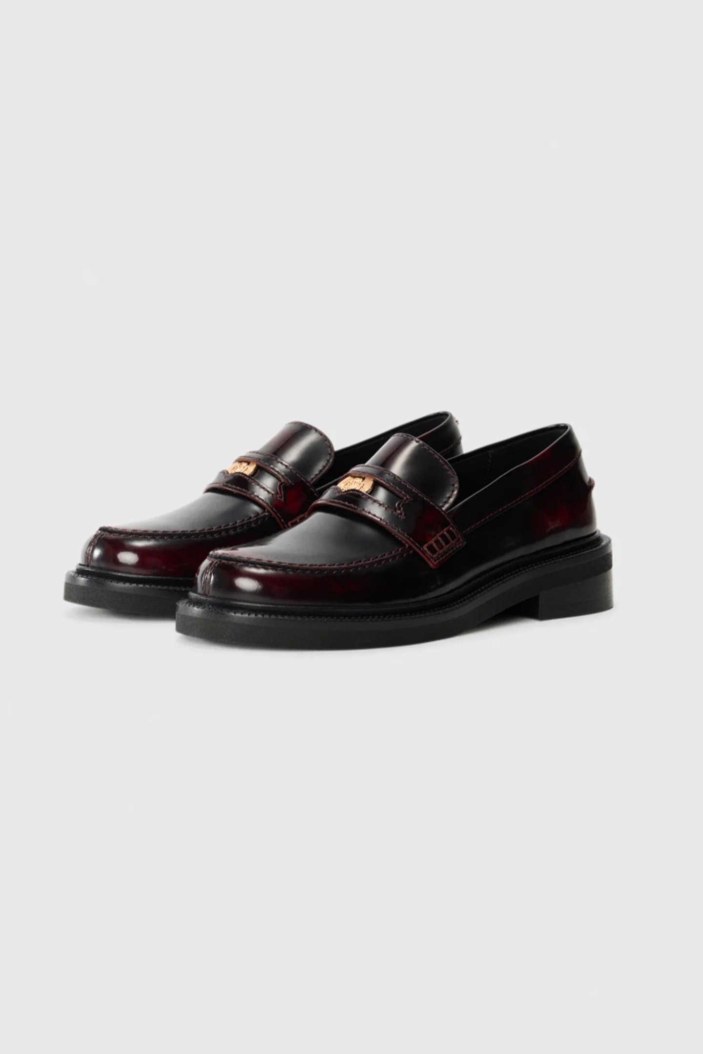 Café clásico, zapatos clásicos
