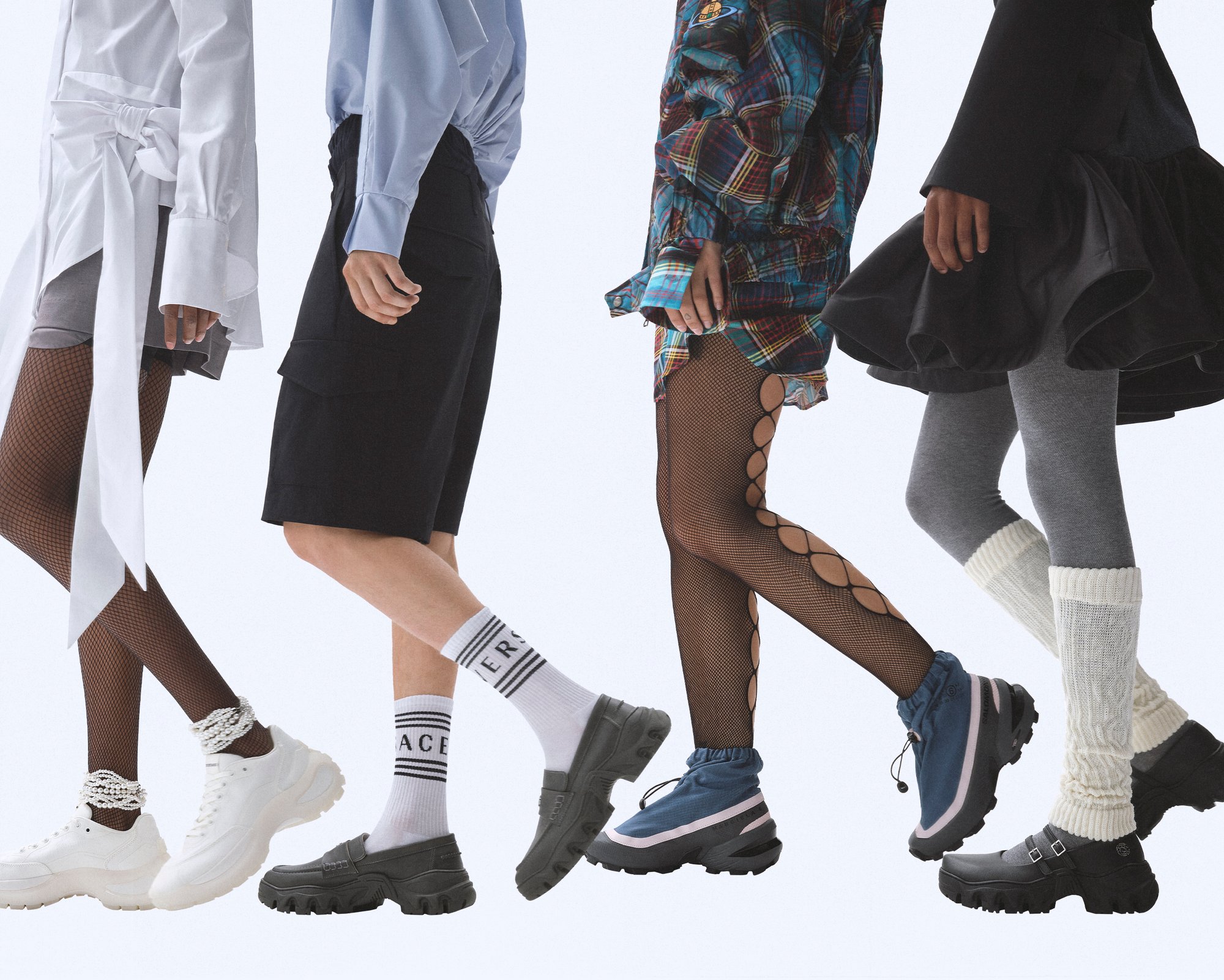 Cinco personas exhiben estilos de calzado diversos: zapatillas deportivas, zapatos voluminosos y prendas de pierna, que incluyen medias de red, calcetines estampados y medias hasta la rodilla.