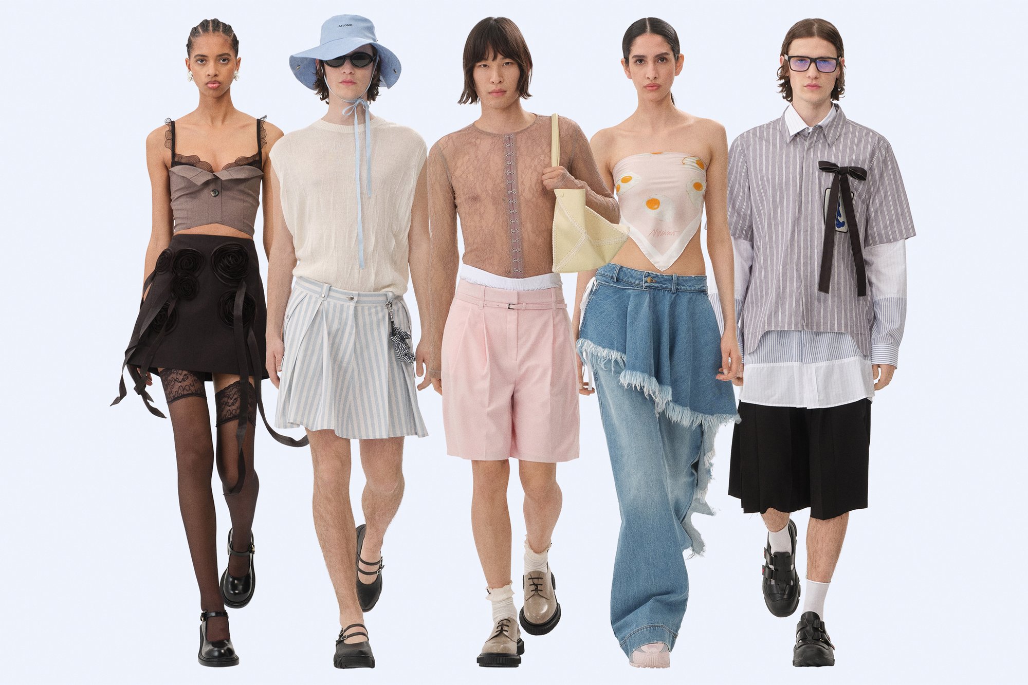 Cinco modelos exhiben una diversa moda urbana: tops cortos, faldas, pantalones cortos y jeans holgados; se presentan varios tejidos, colores y patrones.