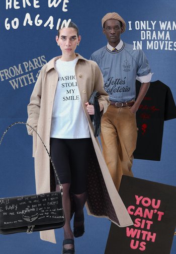 Bežni plašč, bela majica z črnim besedilom, črna torba z belim napisom, siva majica, rjave hlače. Temno modra ozadje z besedilom.