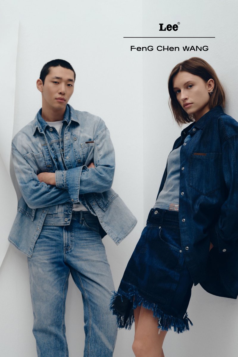 Dos modelos se apoyan contra una pared blanca vistiendo denim de Lee: uno con vaqueros y chaqueta de lavado claro, el otro con camisa de lavado oscuro y falda vaquera deshilachada.