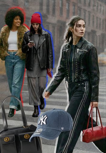 Trois femmes marchant dans une rue de la ville, vêtues de manteaux élégants ; l'une tient un sac à main rouge, deux portent des sacs à main, une casquette de baseball bleue NY est visible.