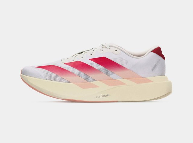 Vista lateral de um ténis de corrida branco com riscas em gradiente vermelho e sola grossa bege rotulada Lightstrike Pro.