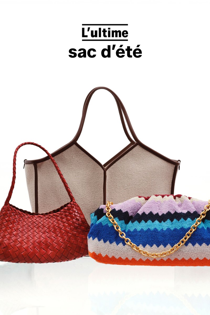 Trois sacs d'été : un grand cabas beige avec une bordure marron, un sac à main rouge tissé et une pochette multicolore à motif en zigzag avec une chaîne en or.