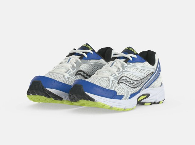 Paire de chaussures de course blanches avec des détails bleus et noirs, semelles vertes et lacets blancs, positionnées côte à côte sur un fond clair.
