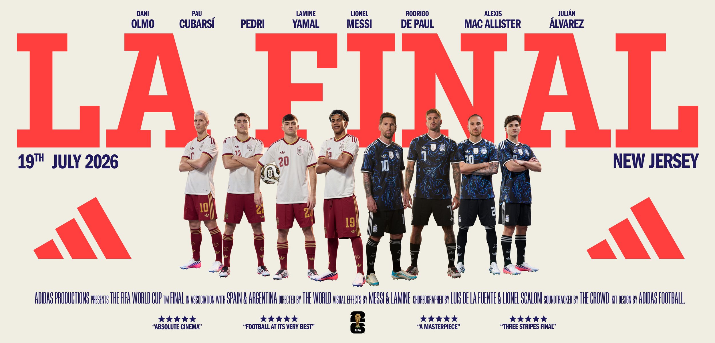 Sieben Fußballspieler aus Spanien und Argentinien stehen in zwei Gruppen, tragen ihre Teamtrikots mit "LA FINAL" und Spieldetails in großem roten Text hinter ihnen.