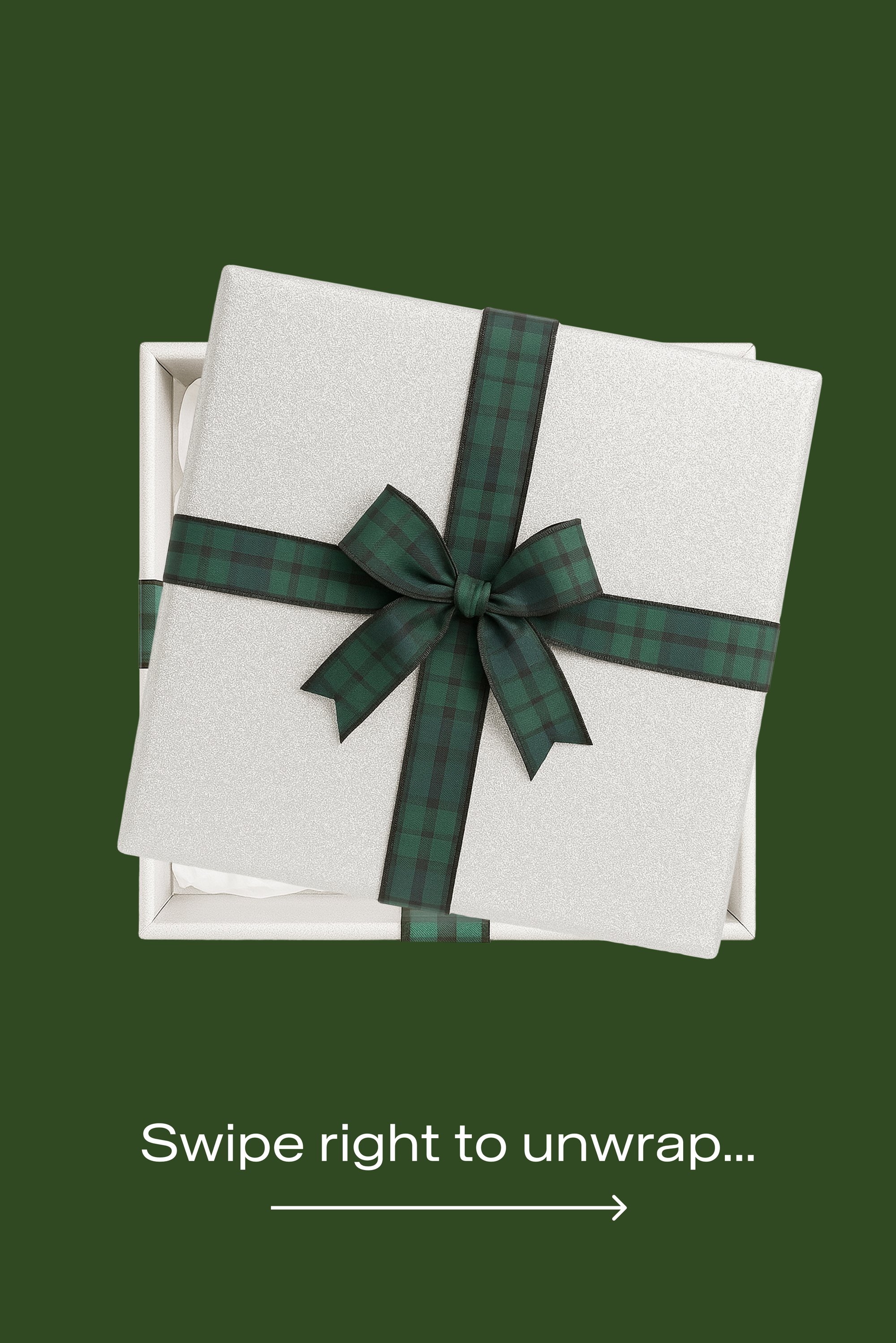 Scatola regalo bianca con nastro a quadri verde scuro legato a fiocco, leggermente aperta su uno sfondo verde scuro, testo "Scorri a destra per scartare..." sotto.