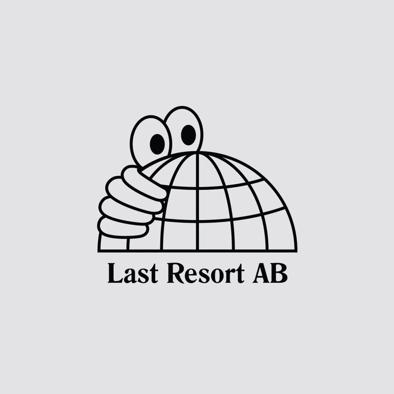 Una mano dei cartoni abbraccia un globo con grandi occhi sopra, accompagnata dal testo "Last Resort AB" sotto. Design semplice in bianco e nero.
