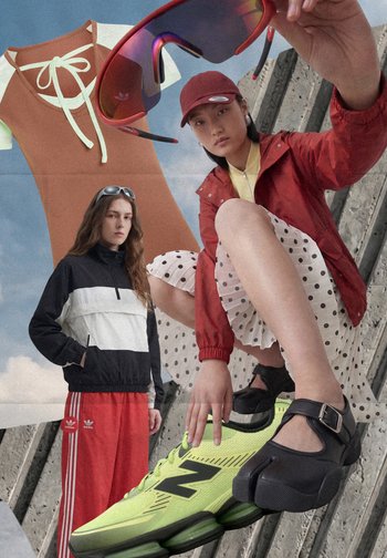 Deux mannequins portent des tenues sportives et décontractées, l'un accroupi avec des baskets néon et l'autre debout en pantalon rouge et veste noire.