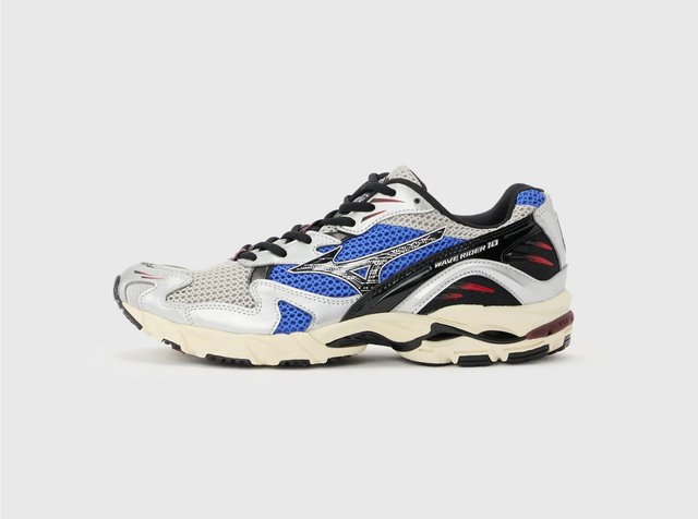 Sapatilha atlética cinza, azul, preta e branca com parte superior em malha, atacadores pretos e sola grossa acolchoada, com a inscrição "Wave Rider 10" na lateral.