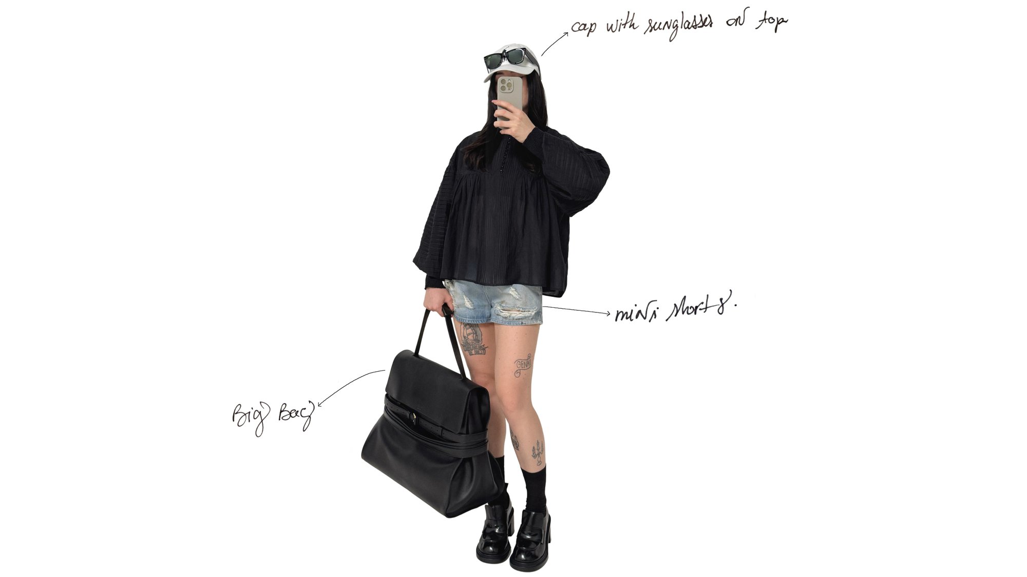 Persona con una maglietta nera oversize, pantaloncini di jeans, un cappellino e occhiali da sole, che porta una grande borsa nera. Tatuaggi visibili sulle gambe.