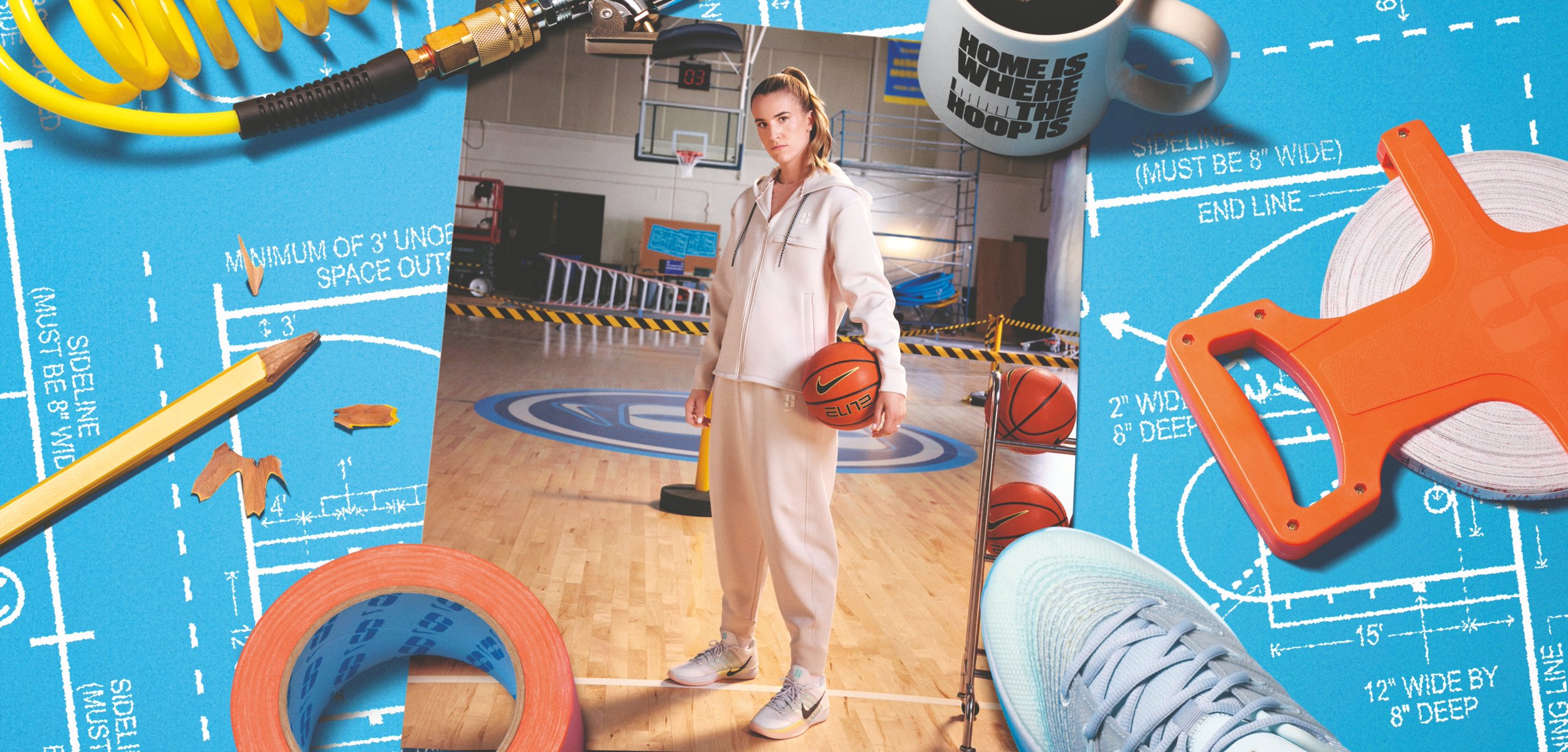 Korvpall ja mõõtmisvahendid spordisaali põrandal. Beezis dressipluusis mängija hoiab korvpalli, teda ümbritsevad plaanid, mõõdulint ja kollane voolik.