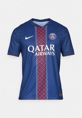 Maillot de football bleu marine avec des motifs géométriques. Présente une bande verticale rouge et blanche, le logo Nike et le texte "Qatar Airways".