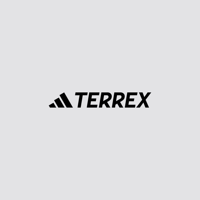 Logo negro "TERREX" con un diseño de triángulo estilizado sobre un fondo gris claro, sugiriendo una marca relacionada con equipamiento para actividades al aire libre o deportes.