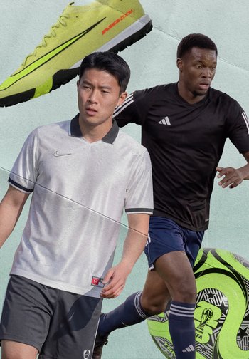 Twee mannelijke voetballers, één in het wit en één in het zwart, met een neongele voetbalschoen en bijpassende voetbal op een lichte achtergrond.