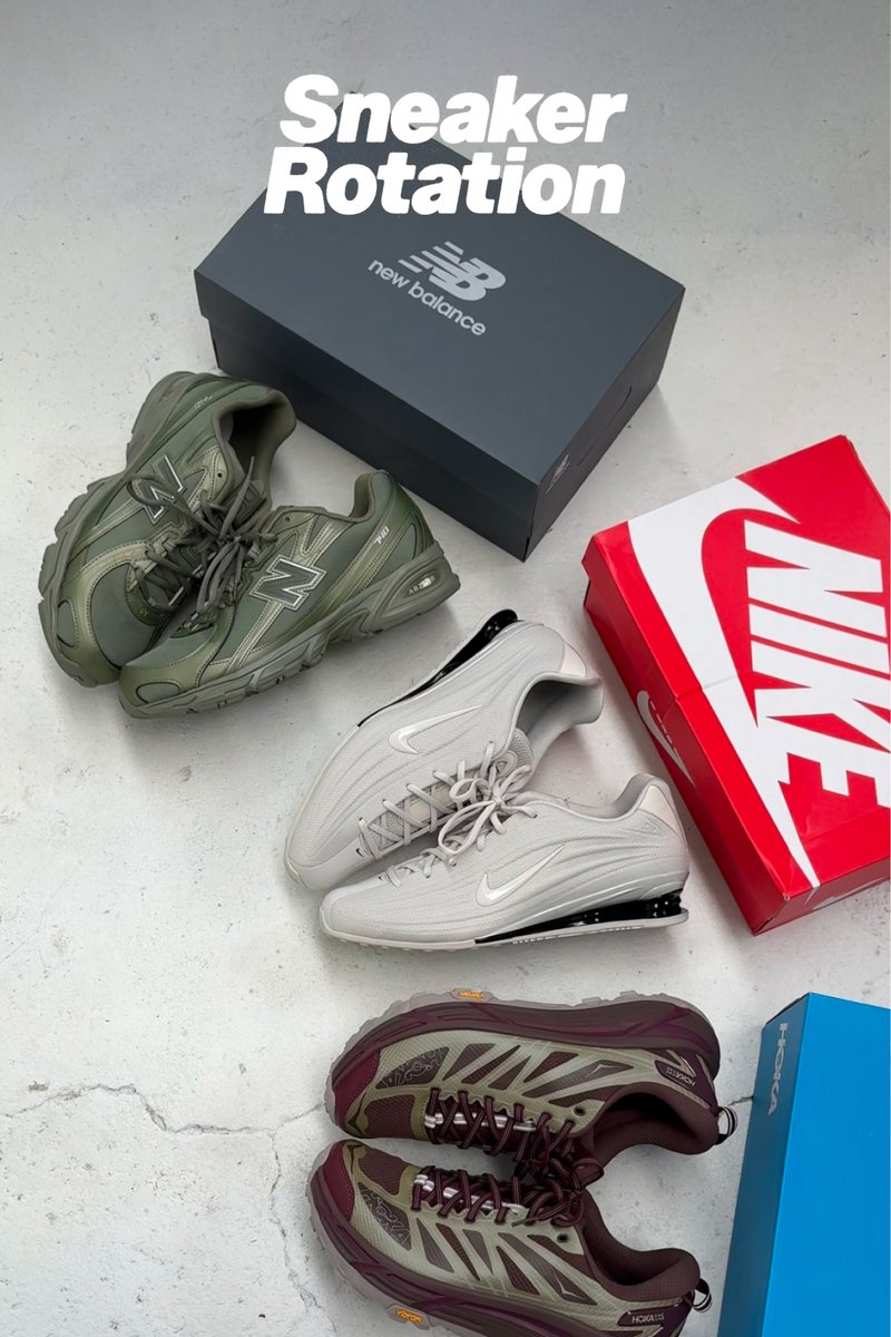Tre par sneakers—olivengrønne New Balance, hvide Nike og vinrøde Hoka—med deres respektive mærkede skobokse på en hvid gulv.