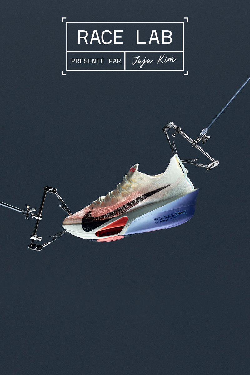 Chaussure de course Nike avec un dessus en mesh léger blanc, un swoosh noir, une semelle intermédiaire bleu clair, et un accent rouge au niveau du talon.