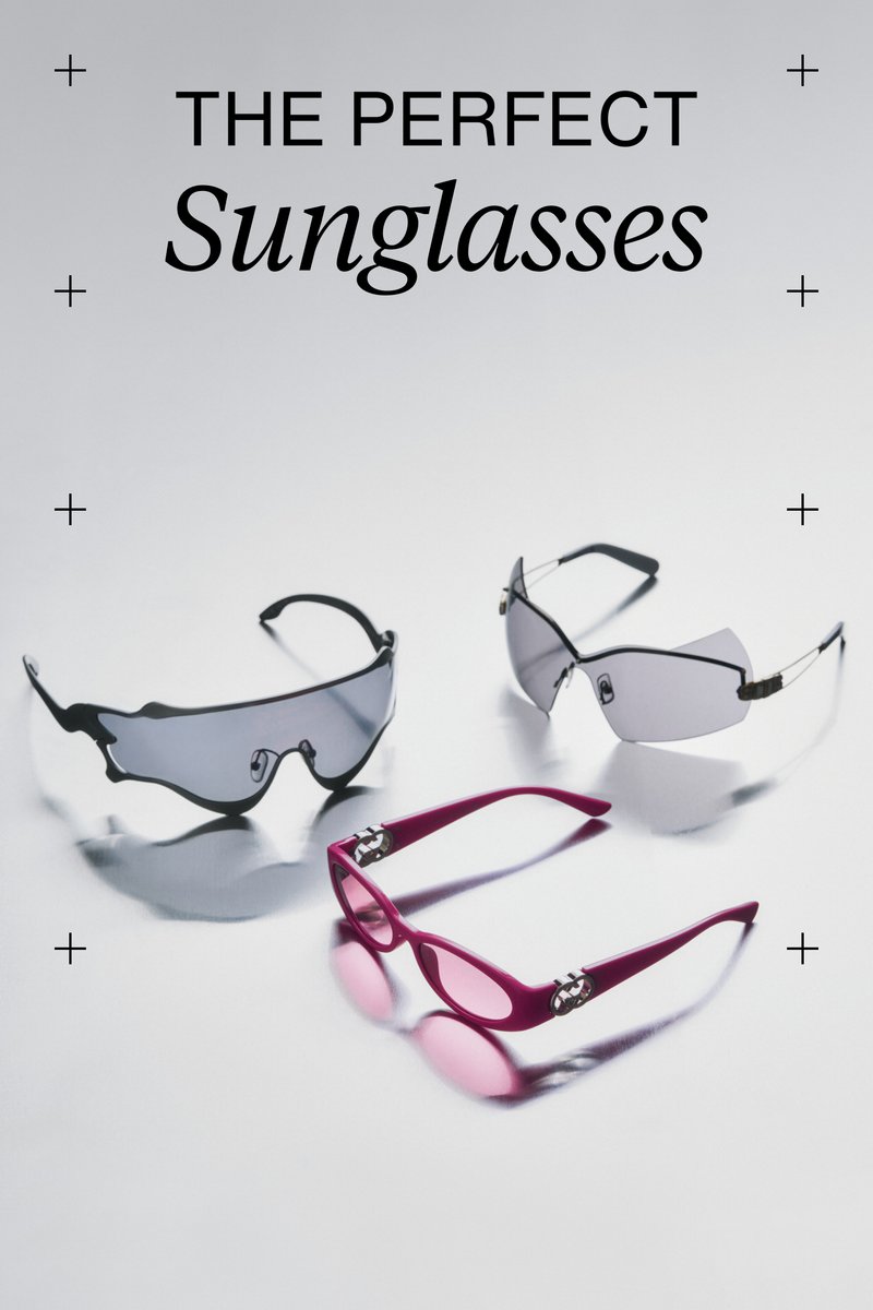 Tres elegantes gafas de sol exhibidas sobre una superficie reflectante: un par negro deportivo, un par oscuro y elegante, y un audaz par rosa en el centro.