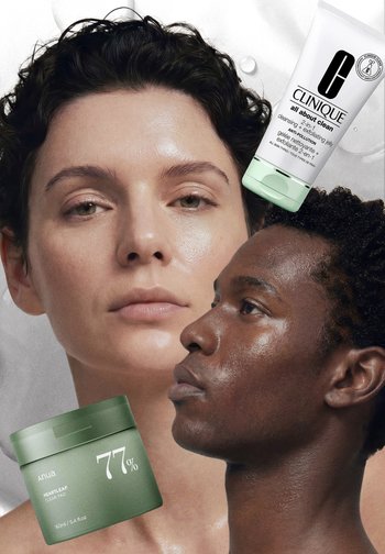 Zbliżenie na dwie twarze z czystą skórą, jedna kobieca i jedna męska, obok Anua Heartleaf Clear Pad oraz produktów do pielęgnacji skóry Clinique All About Clean.