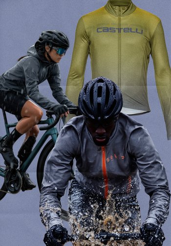 Två cyklister i aktiva positioner: en har på sig en mörk vattentät jacka, den andra har en ljusgrå jacka med orange accenter och plaskar i vatten. En gul Castelli-jacka syns i bakgrunden.