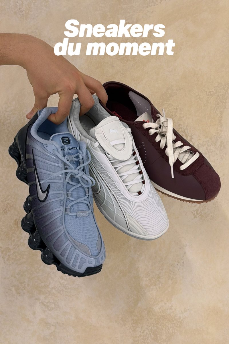 Main tenant trois baskets : une Nike bleu clair, une Puma blanche, et une basket bordeaux à lacets, avec le texte "Sneakers du moment" au-dessus.