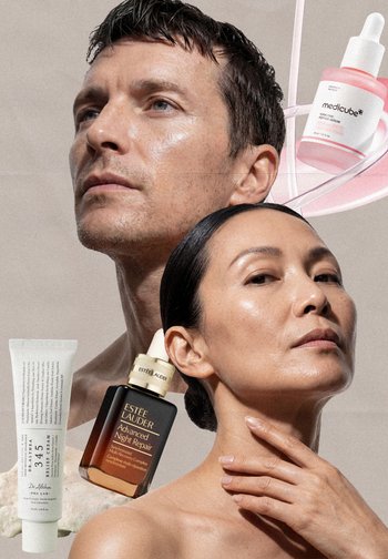 Homme et femme à la peau claire posant aux côtés de produits de soin de la peau : sérum Estée Lauder, crème de soulagement Dr. Althea et sérum peptides Medicube.