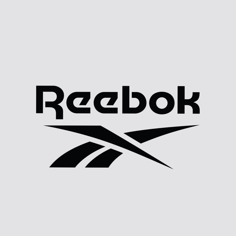 Logotipo negro de Reebok con texto estilizado y líneas diagonales sobre un fondo gris, que enfatiza un diseño deportivo y dinámico.