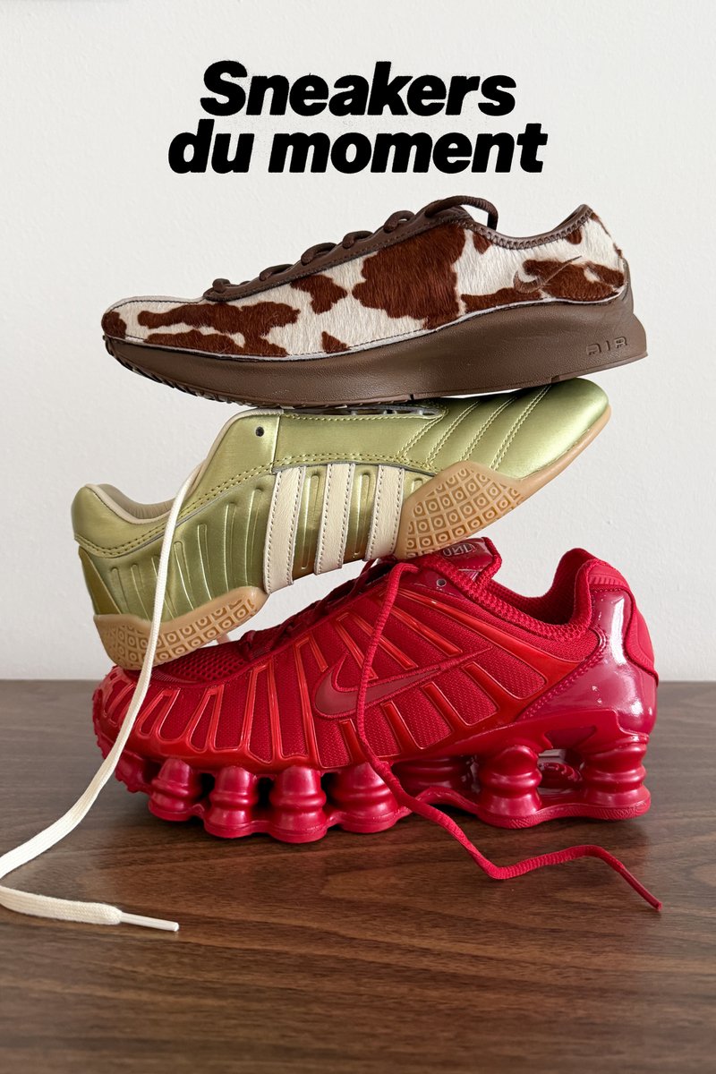 Trois baskets empilées : en haut, imprimé vache marron et blanc, au milieu, vert clair avec rayures beige, en bas, rouge vif avec semelle texturée, sur une surface en bois.