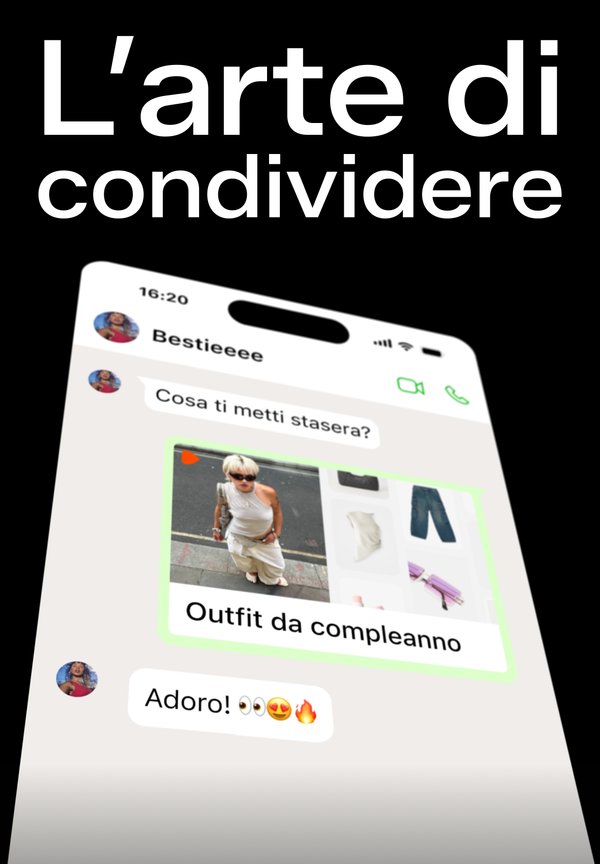 Interfaccia chat che mostra una conversazione su un outfit. Include una foto di un vestito chiaro indossato da una persona, con ulteriori capi di abbigliamento.