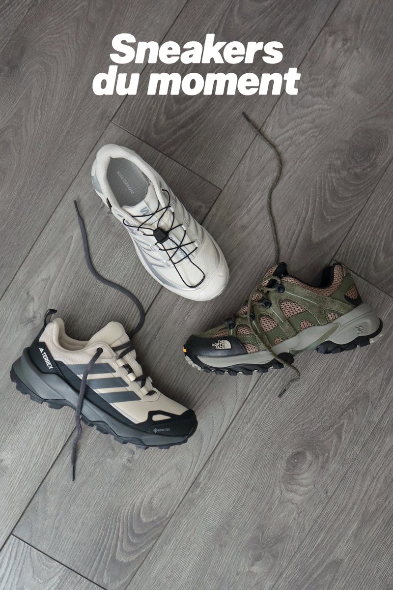 Trois paires de baskets exposées sur une surface grise texturée. La paire du dessus est blanche avec des accents gris. La paire de gauche est beige avec des rayures noires, et la paire de droite combine des matériaux verts, marron et noirs avec un design en maille.