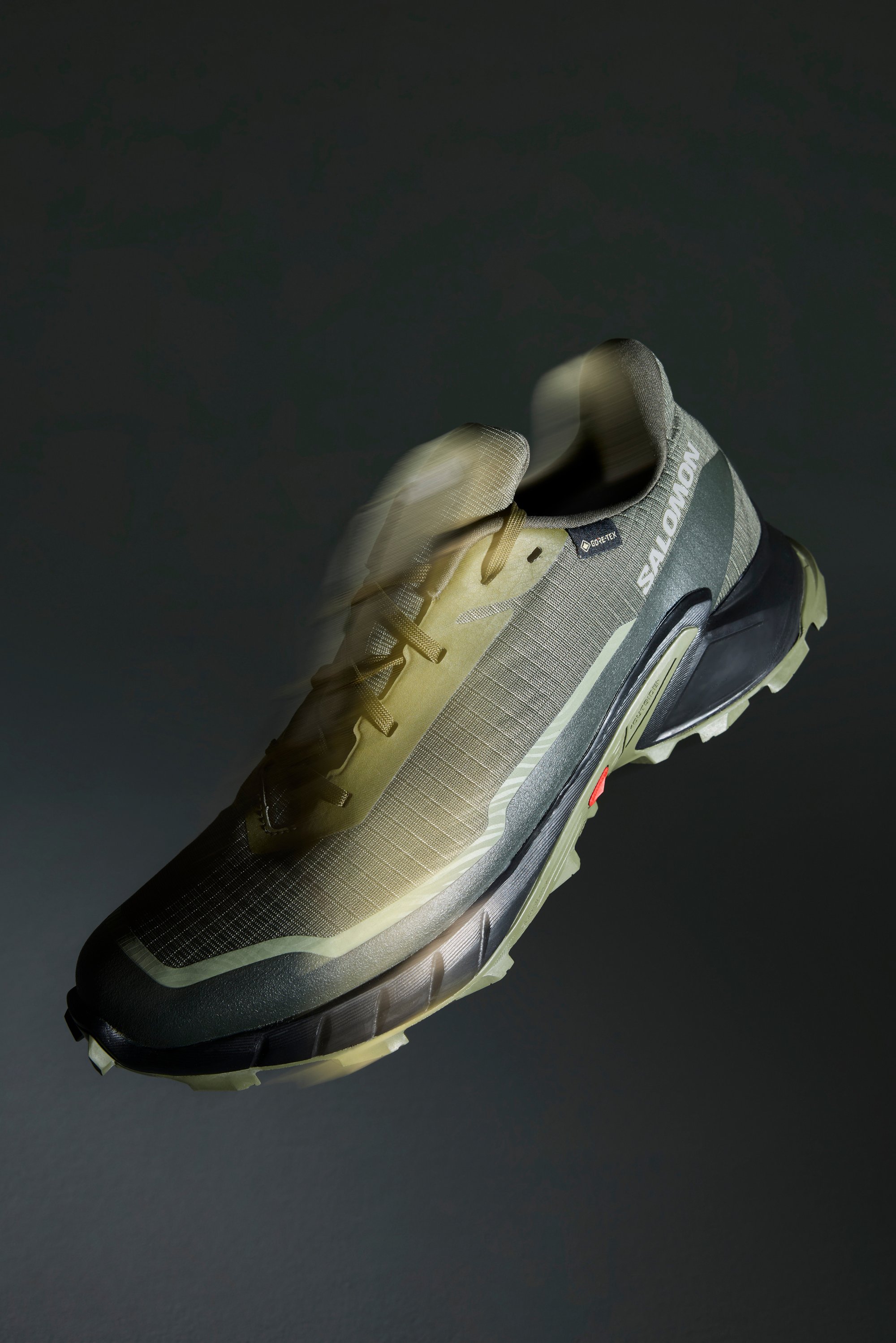 Una toma dinámica de una zapatilla de running, mostrando su superficie texturizada y los detalles de diseño, con un desenfoque de movimiento que enfatiza la acción.
