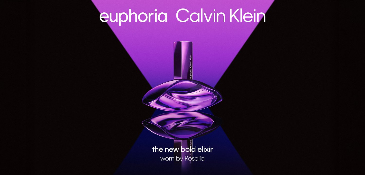 Calvin Klein Euphoria parfume flaske i lilla glas med fed eliksir tekst og spotlight på sort og lilla baggrund.