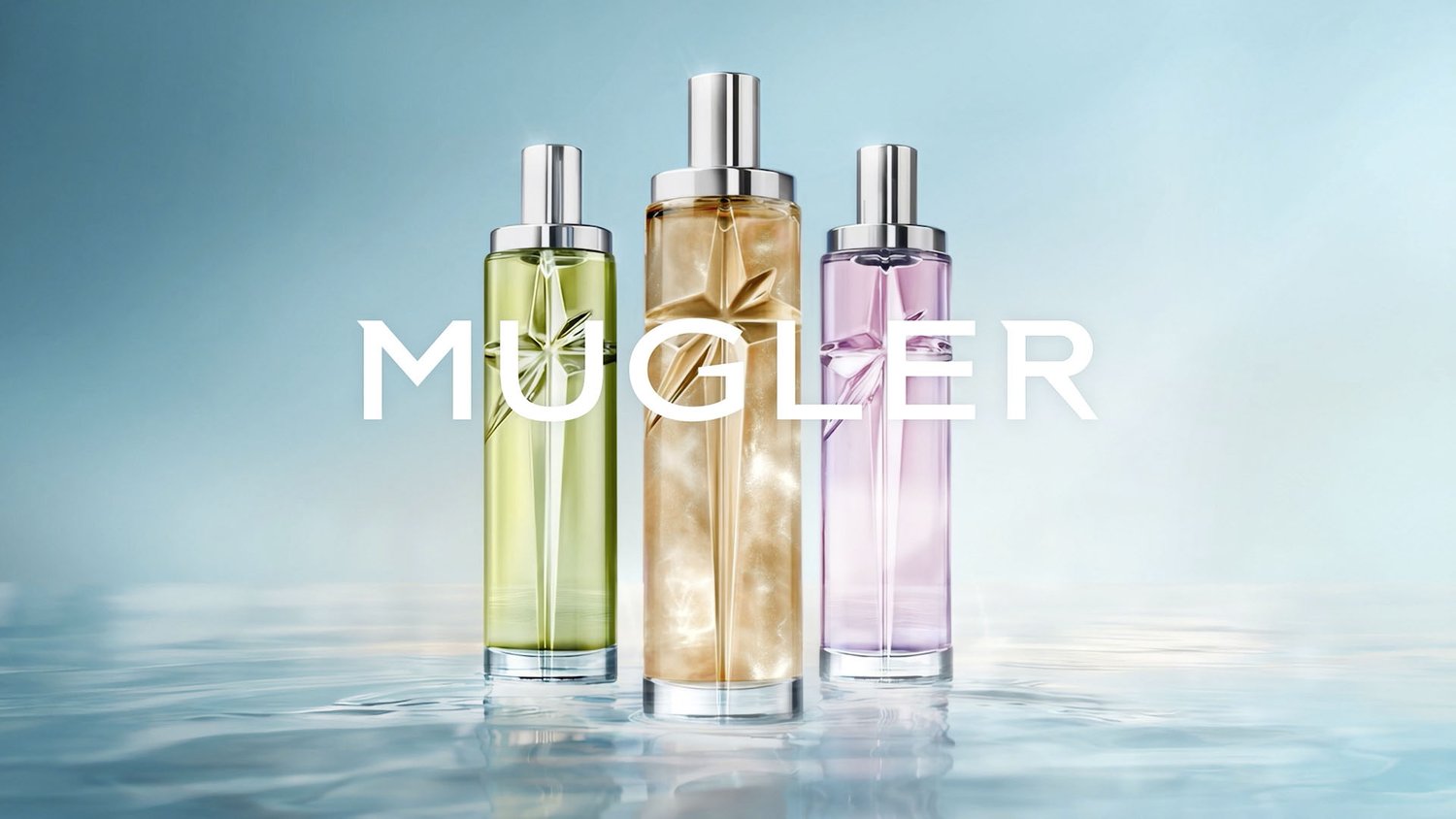 Tres altos frascos de perfume en verde, dorado y lila claro sobre una superficie de agua reflectante con tapas plateadas y diseños de estrellas.