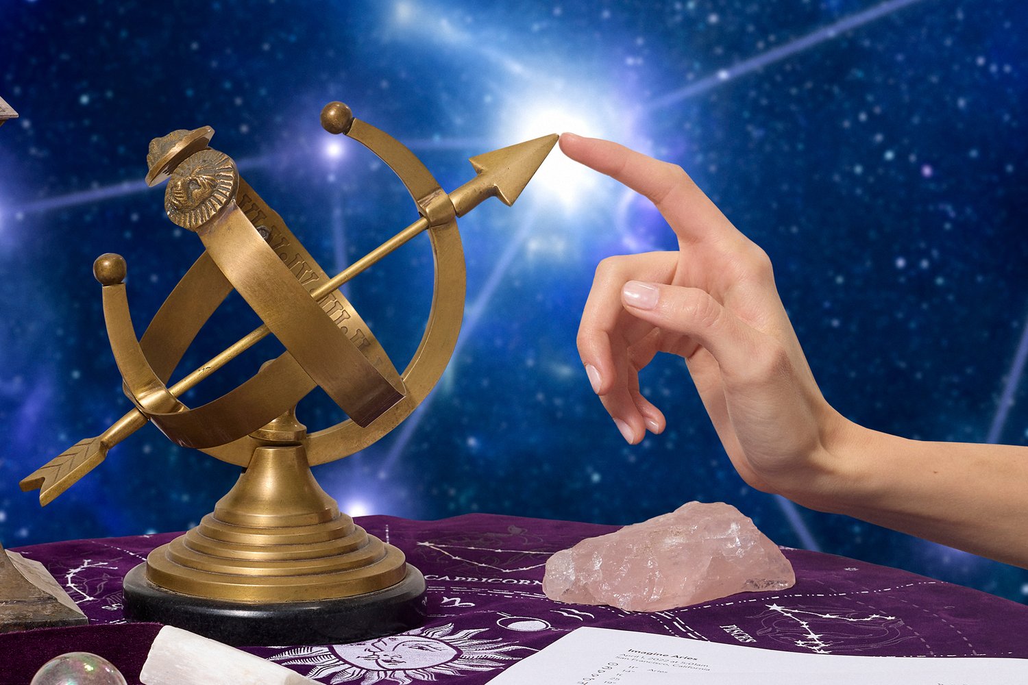 Una mano si avvicina a una sfera armillare di bronzo su un panno viola, con cristalli e una mappa stellare sottostante, sullo sfondo cosmico.