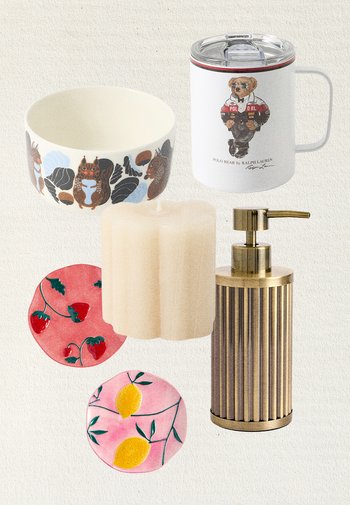 Bol en céramique avec motif animalier, tasse de voyage sur le thème de l'ours, bougie beige, distributeur de savon doré et deux petites assiettes avec des motifs de fraise et de citron.