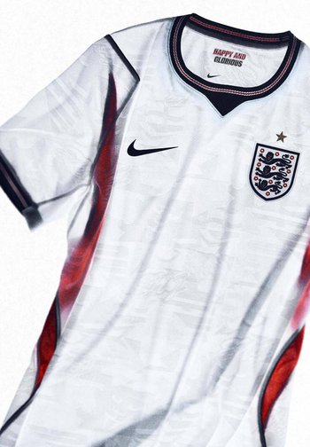 Maillot de football blanc de l'Angleterre avec des accents bleu marine et rouge, logo Nike, blason aux trois lions avec une étoile dorée, et texte "Happy and Glorious" à l'intérieur du col.