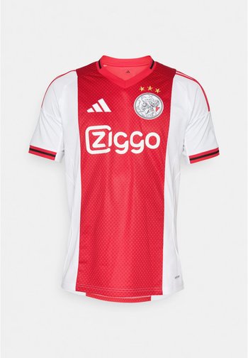 T-shirt de football Ajax avec un schéma de couleurs rouge et blanc, arborant un col en V, une texture en zigzag, et un logo avec trois étoiles sur la poitrine.