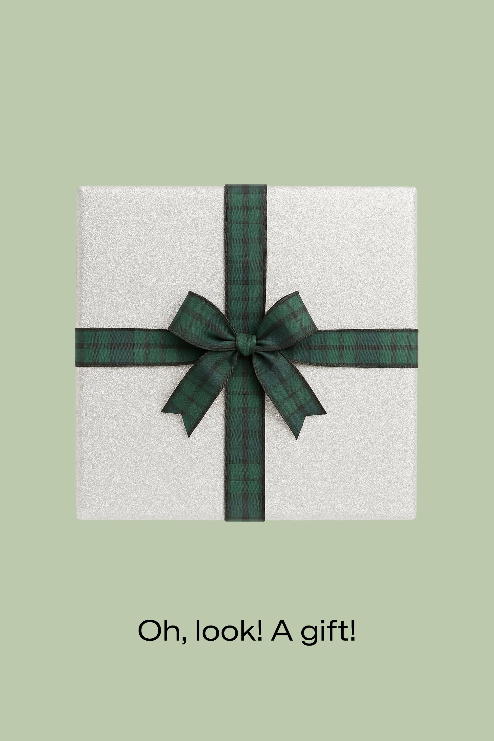 Scatola regalo quadrata bianca avvolta con nastro a quadri verde scuro e fiocco, su sfondo verde chiaro.