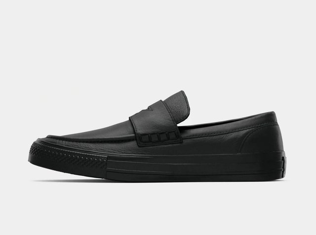 Μαύρο παπούτσι τύπου slip-on με δερμάτινο επάνω μέρος, στρογγυλεμένη μύτη και διακοσμητικές πλευρικές λεπτομέρειες. Διαθέτει υφή ελαστικής σόλας και επίπεδο σχέδιο.