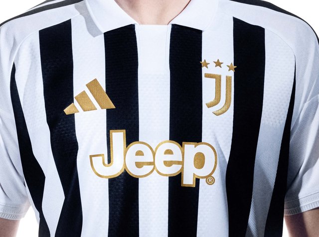 Schwarz-weiß vertikal gestreiftes Juventus-Fußballtrikot mit goldenem Adidas-Logo, Jeep-Sponsor und drei goldenen Sternen über dem Vereinswappen.